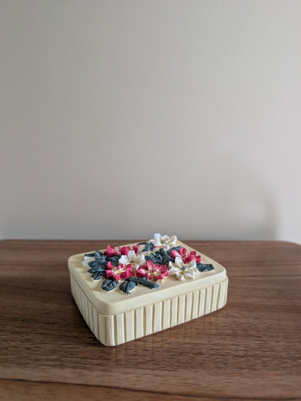 3D FLORAL DESIGN VINTAGE TRINKET JEWELRY BOX - Picture 2 of 2